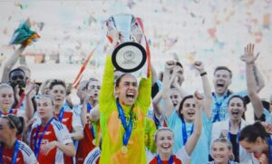 Österreichische Torfrau Manuela Zinsberger hält den gewonnenen UEFA Women´s Champions League Pokal im Beisein ihres Teams Arsenal London. Fotocredit: M. Zinsberger, Instagram.